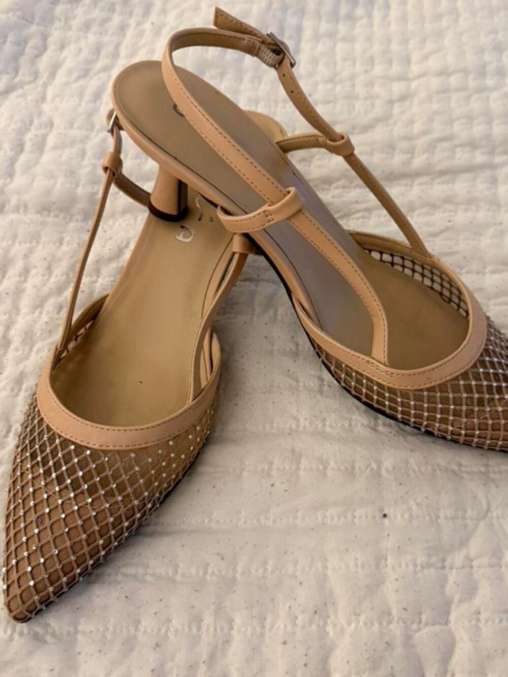 Unisa Women's Tan and Gold Courts